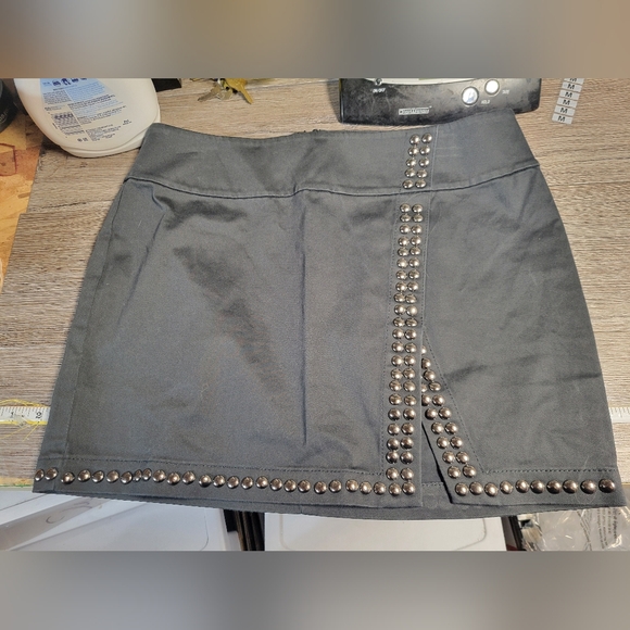 Express NWOT Women's‎ Studded Black Mini Skirt Size 6 - Picture 1 of 5